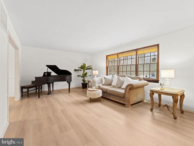 36 EVANINE DR, Berlin, NJ 08009