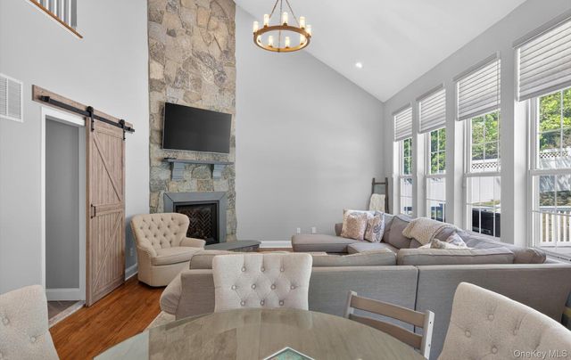 185 Plymouth Boulevard, Smithtown, NY 11787