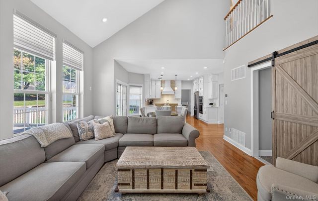 185 Plymouth Boulevard, Smithtown, NY 11787