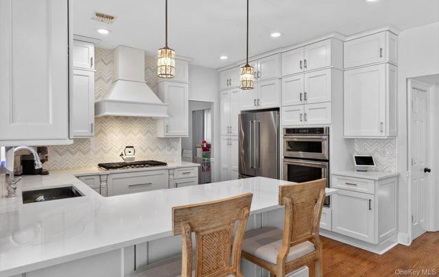 185 Plymouth Boulevard, Smithtown, NY 11787