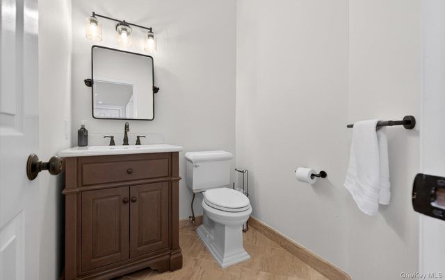 185 Plymouth Boulevard, Smithtown, NY 11787