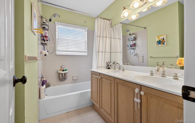 185 Plymouth Boulevard, Smithtown, NY 11787