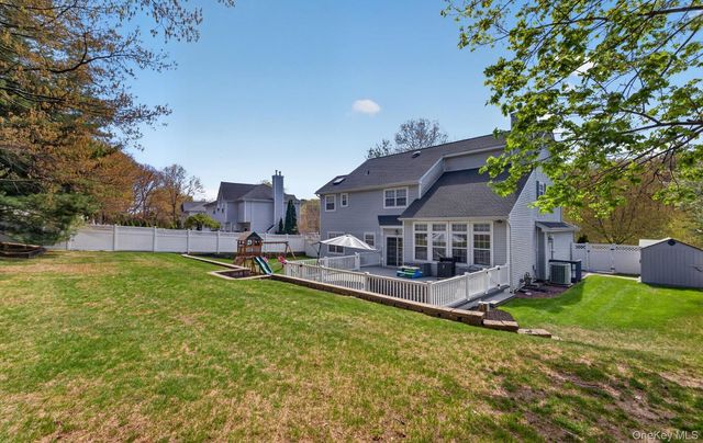 185 Plymouth Boulevard, Smithtown, NY 11787