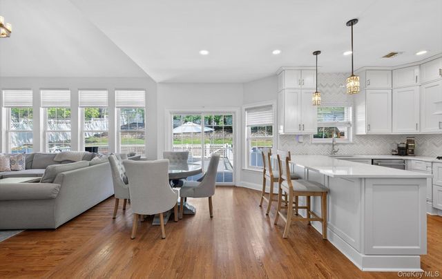 185 Plymouth Boulevard, Smithtown, NY 11787