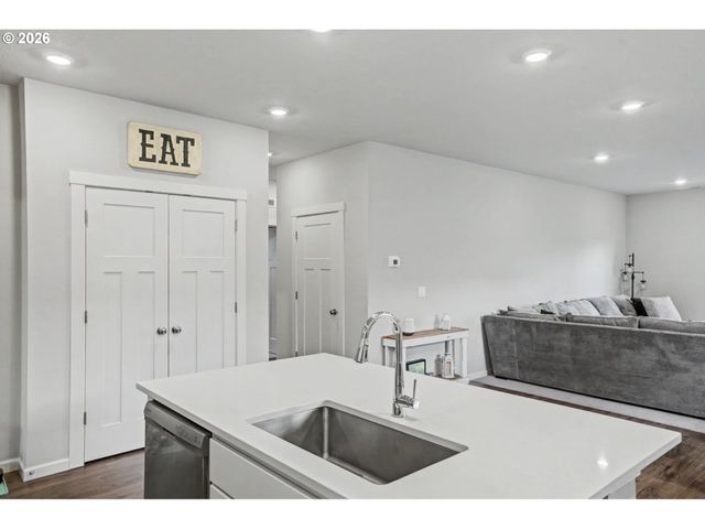 215 WALNUT St, Mt Angel, OR 97362