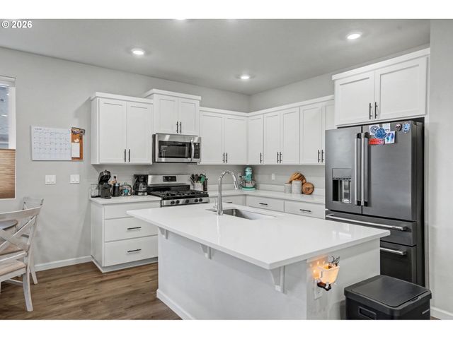 215 WALNUT St, Mt Angel, OR 97362