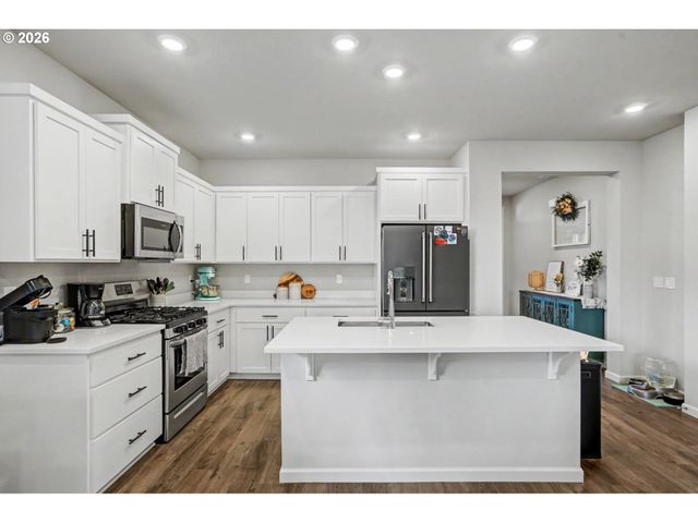 215 WALNUT St, Mt Angel, OR 97362