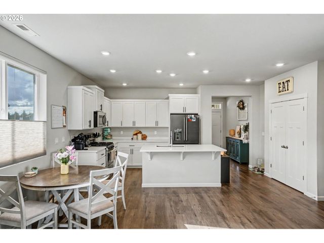 215 WALNUT St, Mt Angel, OR 97362