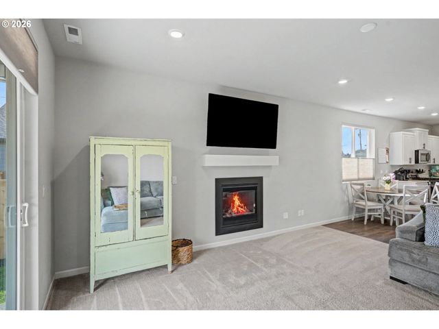 215 WALNUT St, Mt Angel, OR 97362