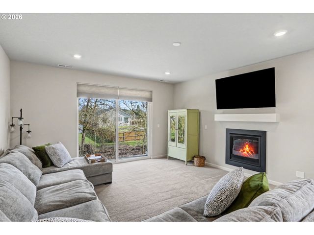 215 WALNUT St, Mt Angel, OR 97362