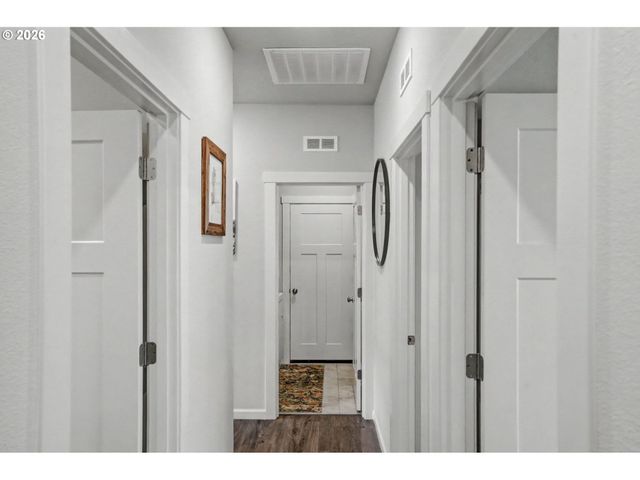 215 WALNUT St, Mt Angel, OR 97362