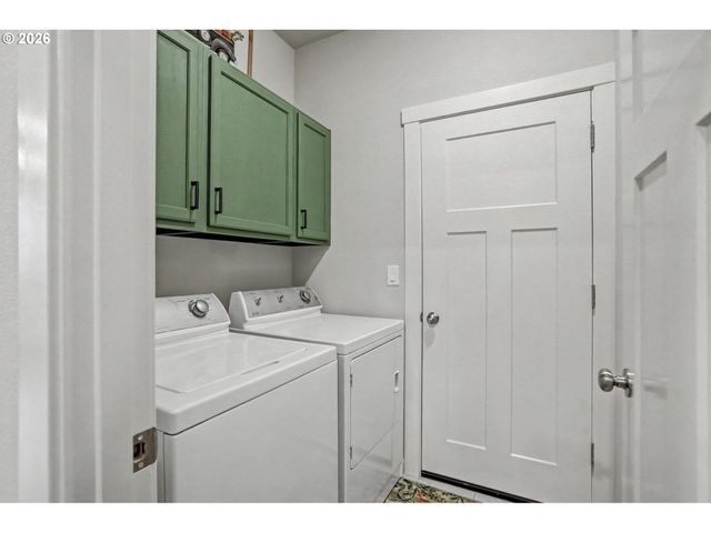 215 WALNUT St, Mt Angel, OR 97362