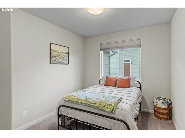 215 WALNUT St, Mt Angel, OR 97362