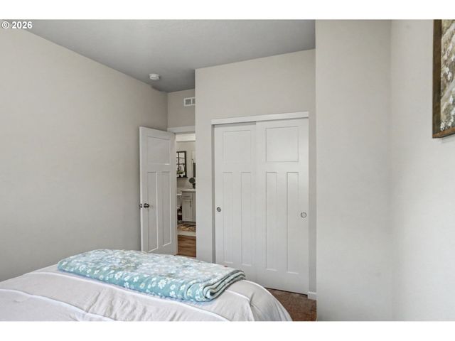 215 WALNUT St, Mt Angel, OR 97362