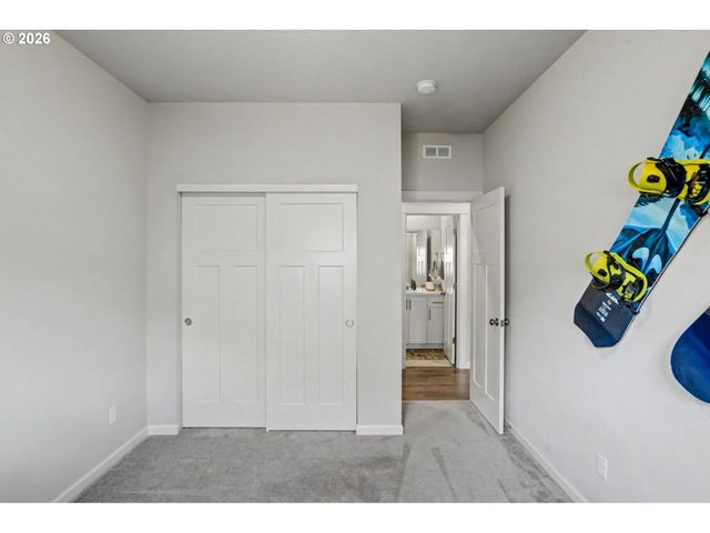 215 WALNUT St, Mt Angel, OR 97362