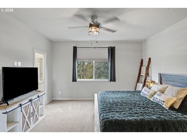 215 WALNUT St, Mt Angel, OR 97362