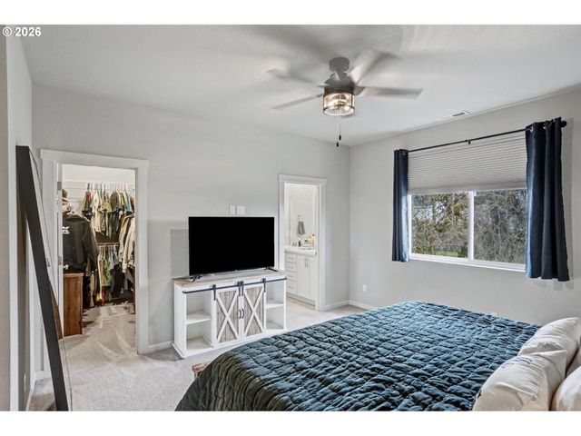 215 WALNUT St, Mt Angel, OR 97362