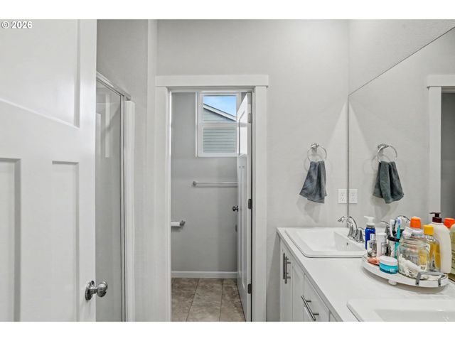 215 WALNUT St, Mt Angel, OR 97362