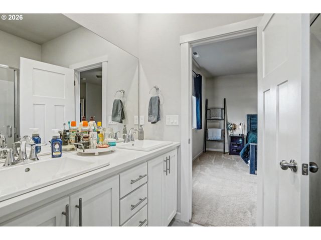 215 WALNUT St, Mt Angel, OR 97362