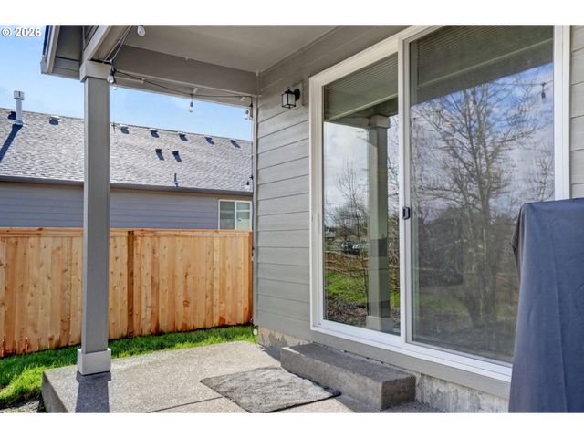 215 WALNUT St, Mt Angel, OR 97362