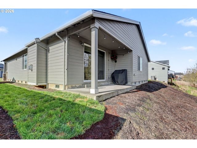 215 WALNUT St, Mt Angel, OR 97362