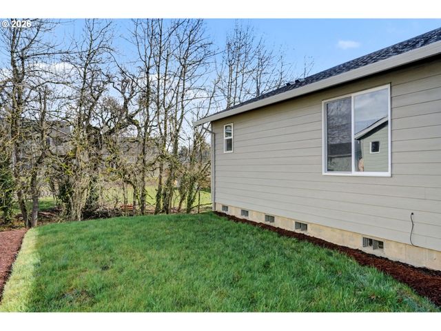 215 WALNUT St, Mt Angel, OR 97362