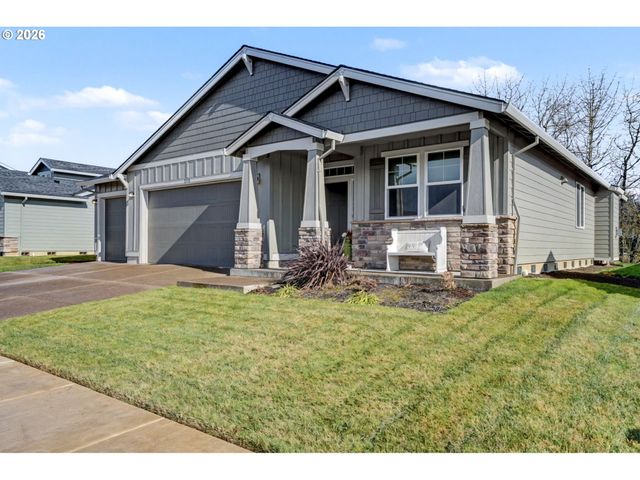 215 WALNUT St, Mt Angel, OR 97362