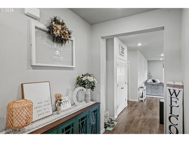 215 WALNUT St, Mt Angel, OR 97362