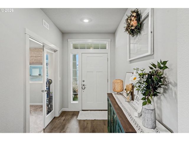 215 WALNUT St, Mt Angel, OR 97362