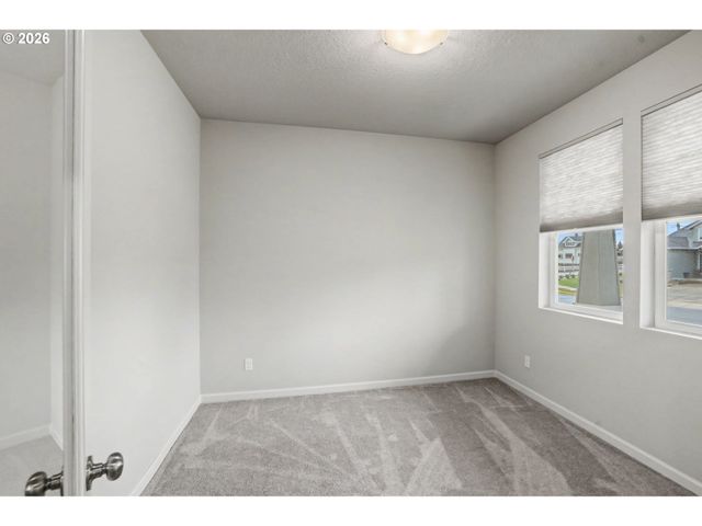 215 WALNUT St, Mt Angel, OR 97362