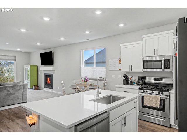 215 WALNUT St, Mt Angel, OR 97362