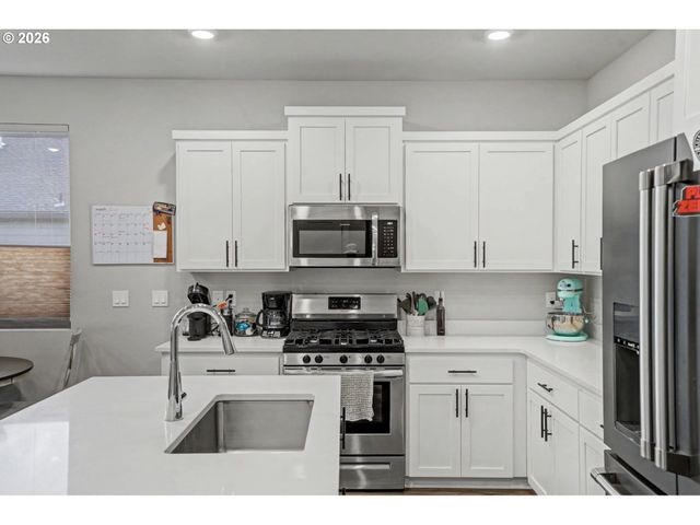 215 WALNUT St, Mt Angel, OR 97362