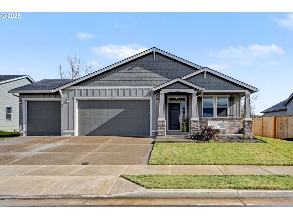 215 WALNUT St, Mt Angel, OR 97362