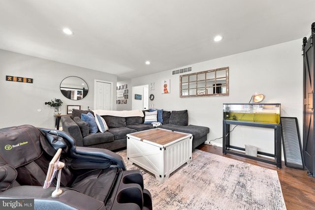 68 DEER PARK CIR, Blackwood, NJ 08012