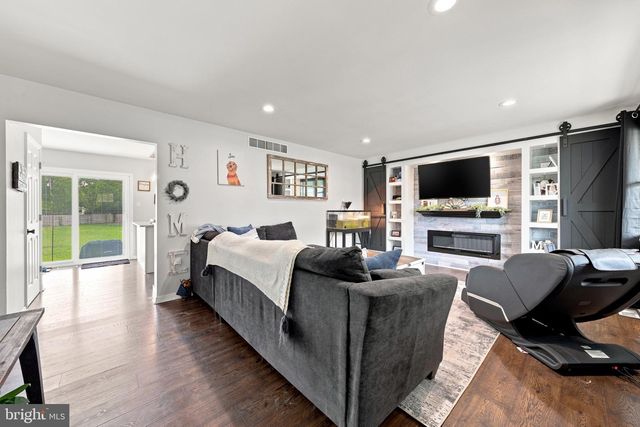 68 DEER PARK CIR, Blackwood, NJ 08012