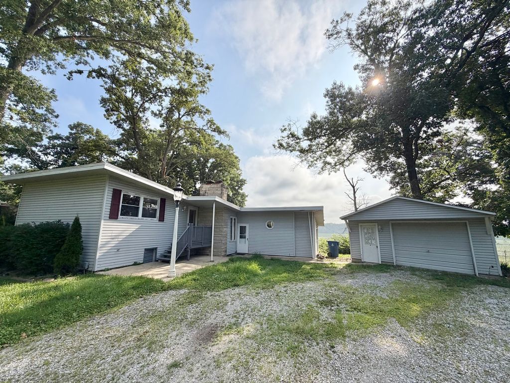 Image 1 of property listing at 1708 Moonglow Road, Centralia, IL 62801
