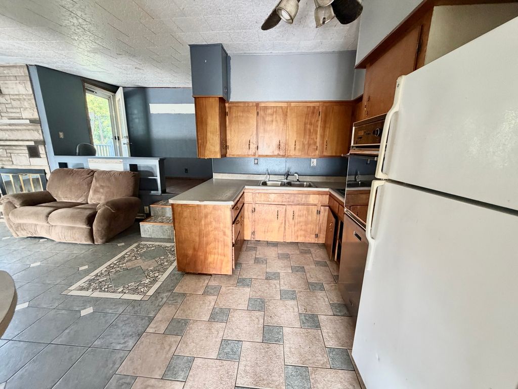 Image 3 of property listing at 1708 Moonglow Road, Centralia, IL 62801