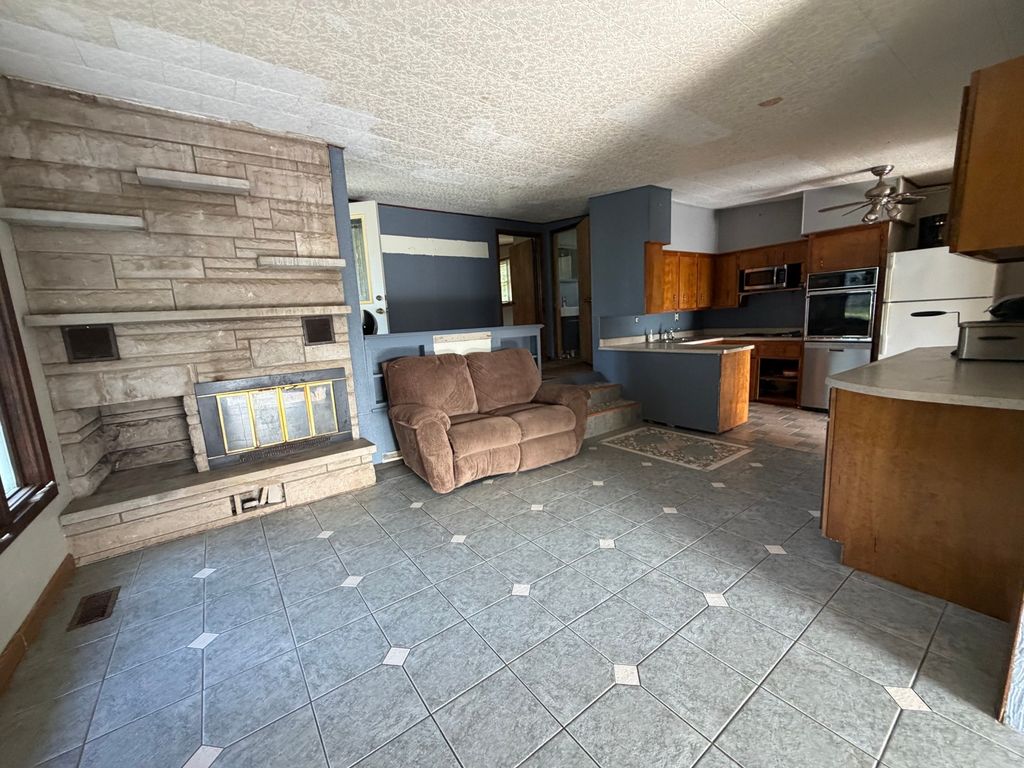 Image 4 of property listing at 1708 Moonglow Road, Centralia, IL 62801