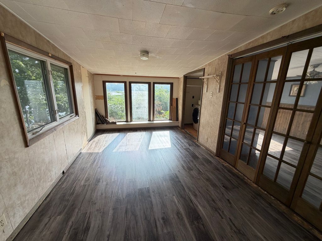 Image 5 of property listing at 1708 Moonglow Road, Centralia, IL 62801