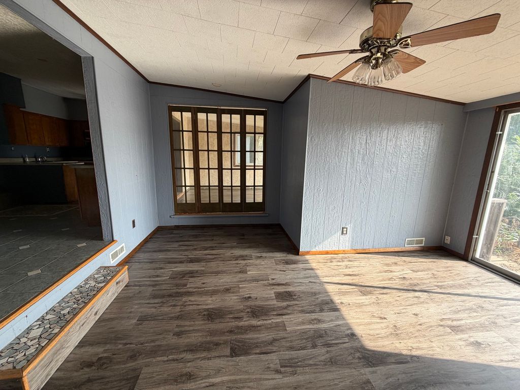 Image 6 of property listing at 1708 Moonglow Road, Centralia, IL 62801