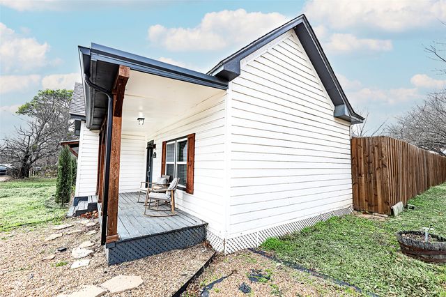 202 S Trappier Street, Alvord, TX 76225