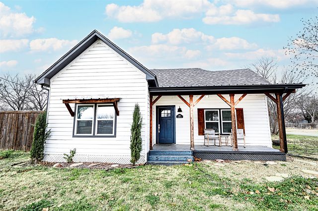 202 S Trappier Street, Alvord, TX 76225