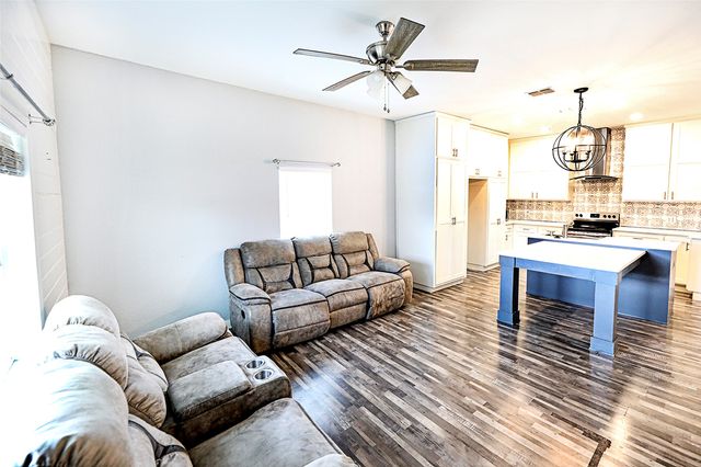 202 S Trappier Street, Alvord, TX 76225