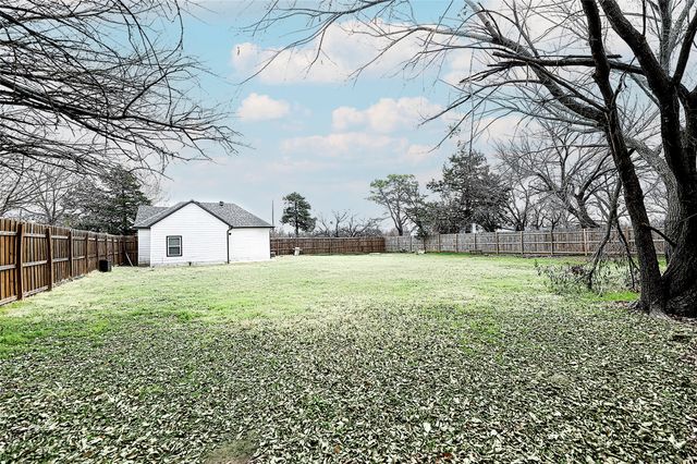202 S Trappier Street, Alvord, TX 76225
