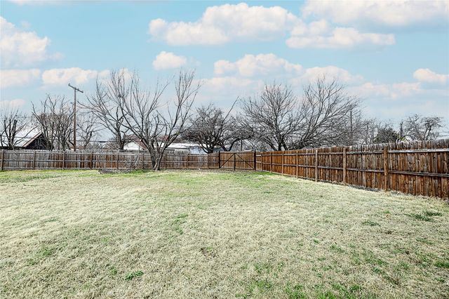 202 S Trappier Street, Alvord, TX 76225