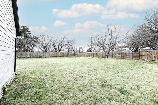 202 S Trappier Street, Alvord, TX 76225