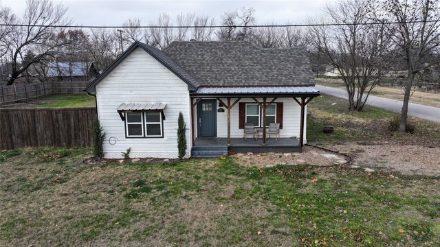 202 S Trappier Street, Alvord, TX 76225