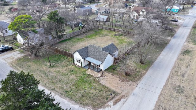 202 S Trappier Street, Alvord, TX 76225