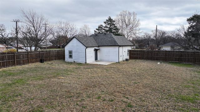 202 S Trappier Street, Alvord, TX 76225