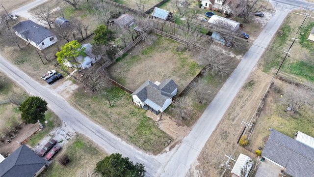 202 S Trappier Street, Alvord, TX 76225